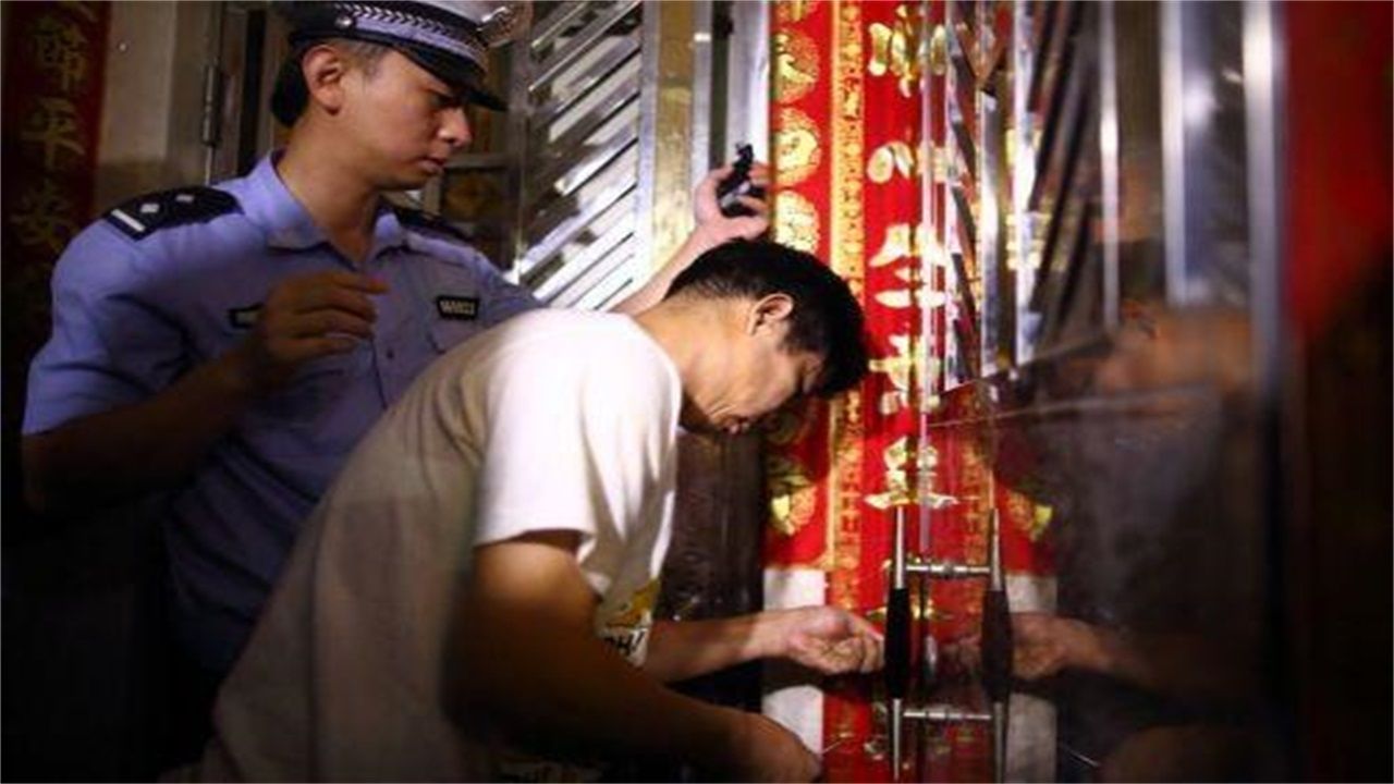 内蒙古请开锁师傅开了锁后，师傅